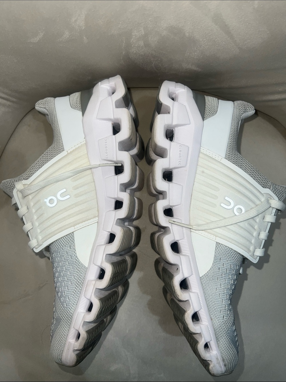 On cloud running shoes - Picture 2 of 6